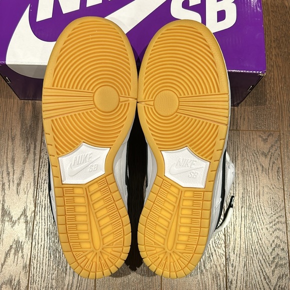 Nike SB Dunk Low - Picture 3 of 5